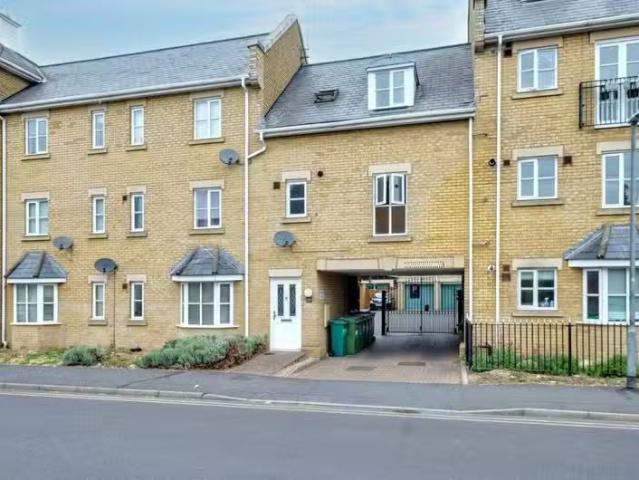 Rental! 2 BA 2 bedroom duplex for rent in New Writtle Street.