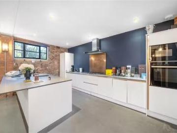 Unique 2 BA 2 bedroom flat for rent in Limes Road, Beckenham.