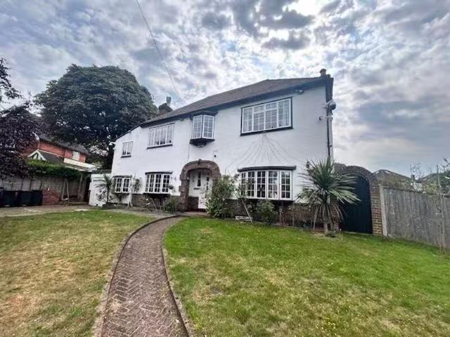 Just in! 2 BA 4 bedroom detached house for rent in Sanderstead.