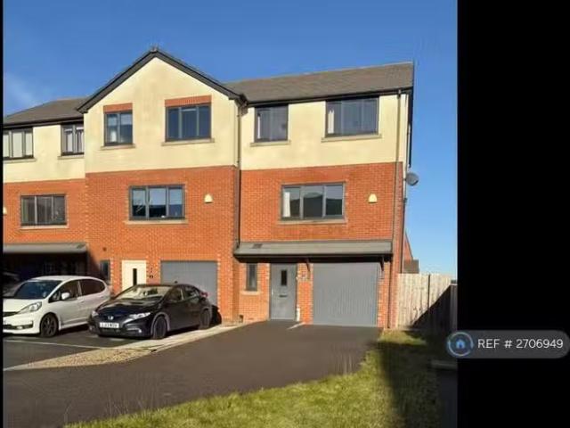 New 2 BA 4 bedroom end of terrace house for rent in Cobble Clo.