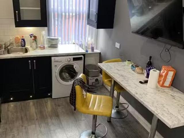 Just in! 2 BA 4 bedroom house for rent in Buckley Lane, Farnwo.