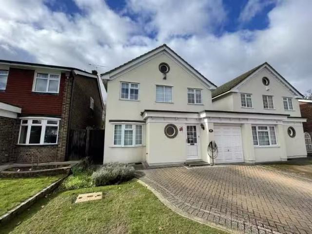 Cheap 2 BA 4 bedroom link detached house for rent in Masefield.
