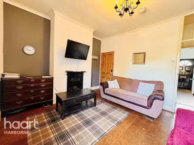 Cheap 2 BA 4 bedroom terraced house for rent in Northfield Roa.