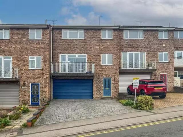 Deal! 2 BA 4 bedroom terraced house for rent in birdsparrow St.