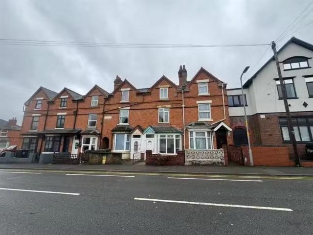 Deal! 2 BA 4 bedroom terraced house for rent in Easemore Road.