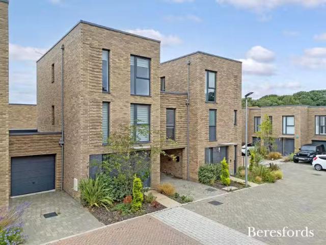 Cheap 2 BA 4 bedroom terraced house for rent in Peregrine Driv.