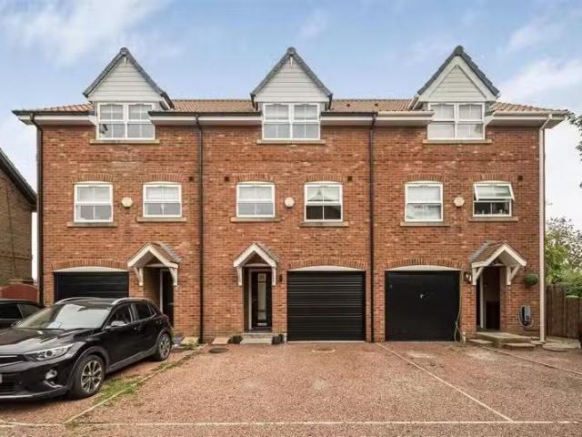 Unique 2 BA 4 bedroom town house for rent in Willow Croft, Hoo.