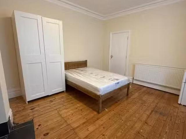 Deal! 2 BA 5 bedroom house share for rent in Northfield Road.