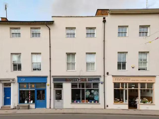 Just in! 2 BA 8 bedroom flat for rent in Regent Street, Leamin.