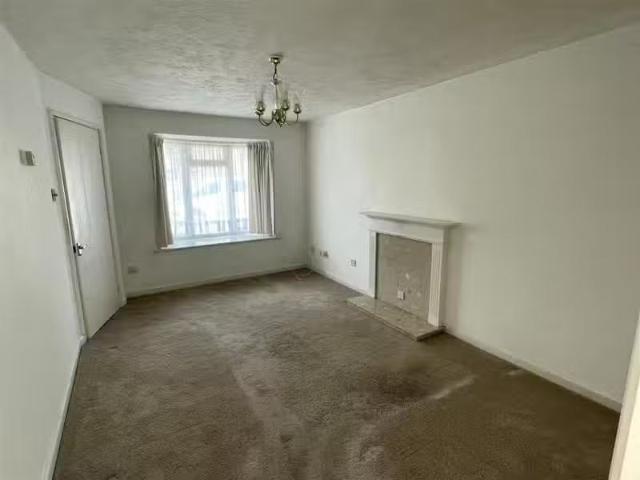 Deal! 2 bedroom terraced house for rent in Finches Close, Litt.