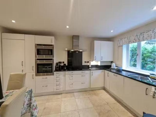 Nice 2 bedroom apartment for rent in Bessborough Road, Poole.