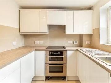 Cozy 2 bedroom end of terrace house for rent in Brooke End, Re.
