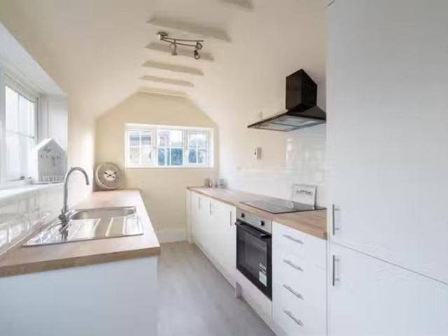 Unique 2 bedroom end of terrace house for rent in Lodge Road.