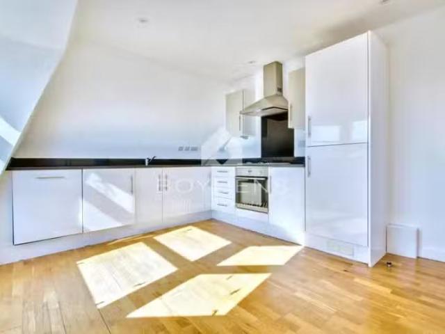Charming 2 bedroom flat for rent in Marine Parade West, Clacto.