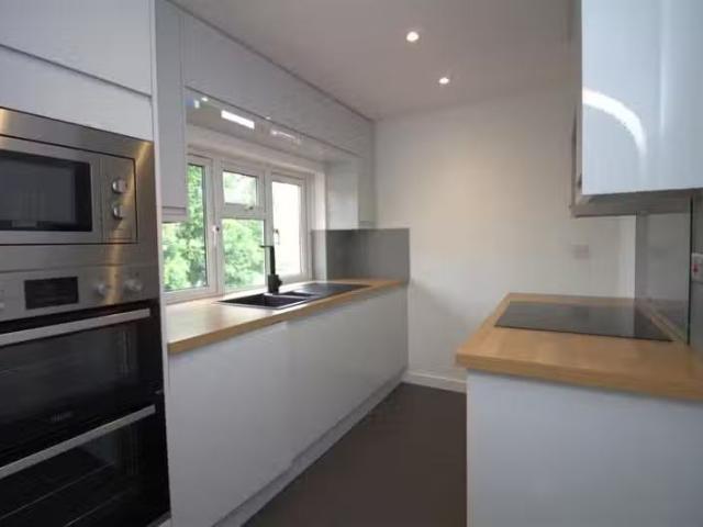 Deal! 2 bedroom flat for rent in Caernarvon Road, Keynsham, BS31