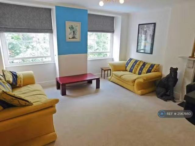 Just in! 2 bedroom flat for rent in Caledonia Place, Bristol.