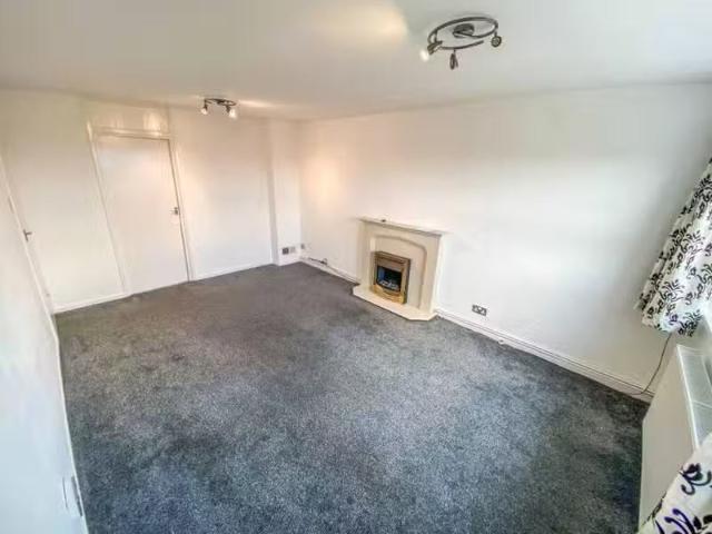 Deal! 2 bedroom flat for rent in Flat, Worcester House, Hill.