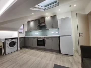 For Rent! 2 bedroom flat for rent in St. Johns Road, Clifton.
