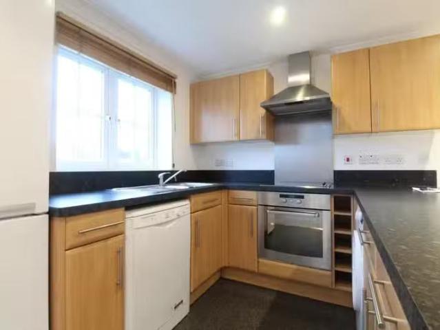 Deal! 2 bedroom ground floor flat for rent in Weyland Drive, S.