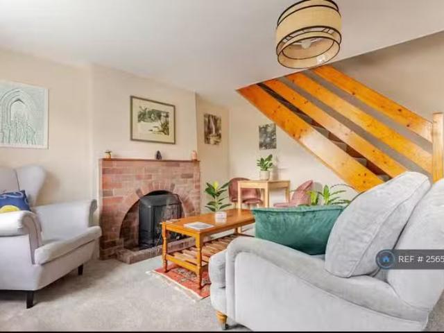 Rental! 2 bedroom semi detached house for rent in Coursing Bat.