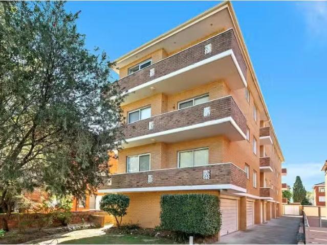 Nice 2 BR 1/150 Russell Avenue, Dolls Point Apartment for rent.