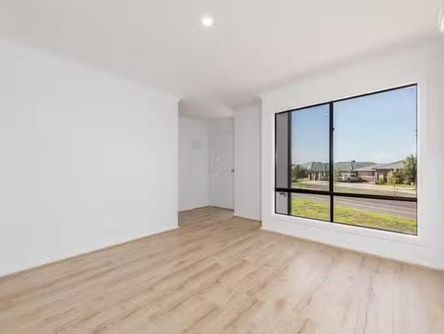 Unique 2 BR 111 Highpark Drive, Wollert, VIC 3750