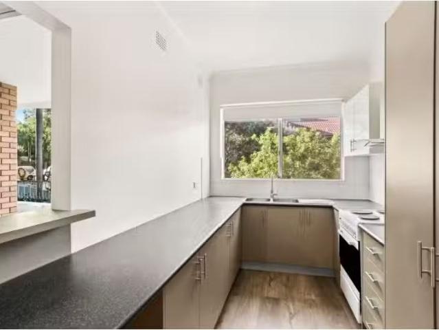 Just in! 2 BR 12/10 Hampton Court Road, Carlton Apartment for.
