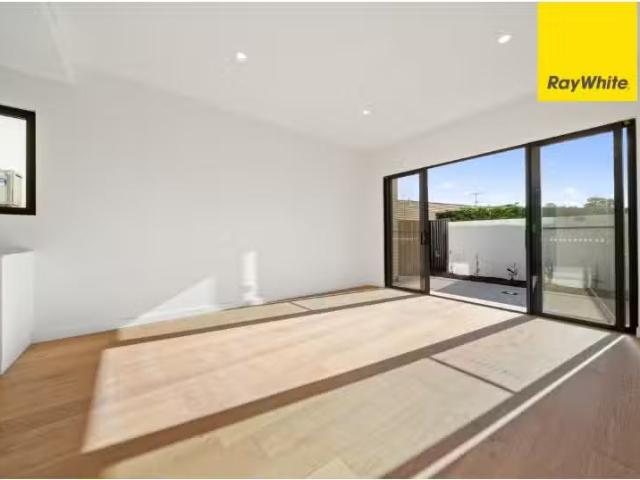 Unique 2 BR 14/20 Leahy Close, NARRABUNDAH Townhouse for rent.