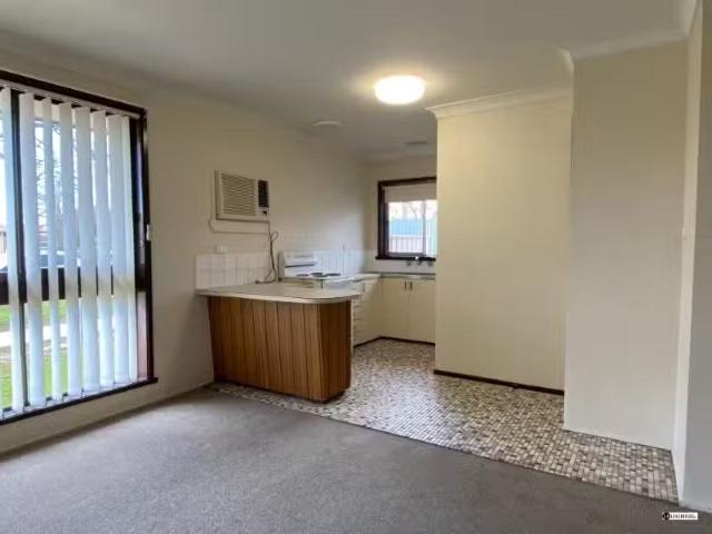 Just in! 2 BR 1/421 Urana Road, Lavington House for rent List.
