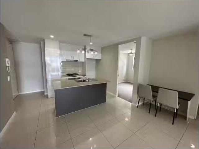 Cheap 2 BR 15/450 Main Street, KANGAROO POINT House for rent.