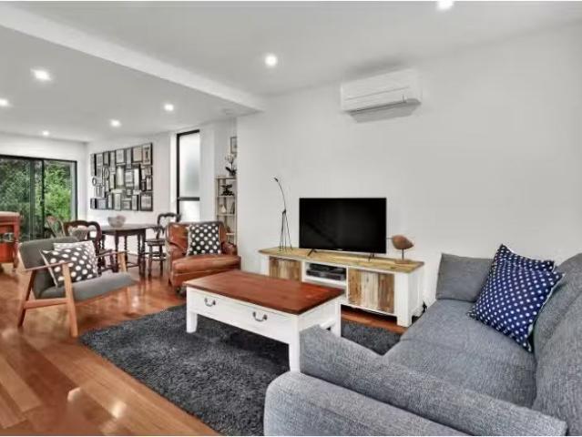 Cozy 2 BR 15/15 23a Knight Street, ERSKINEVILLE Apartment for.
