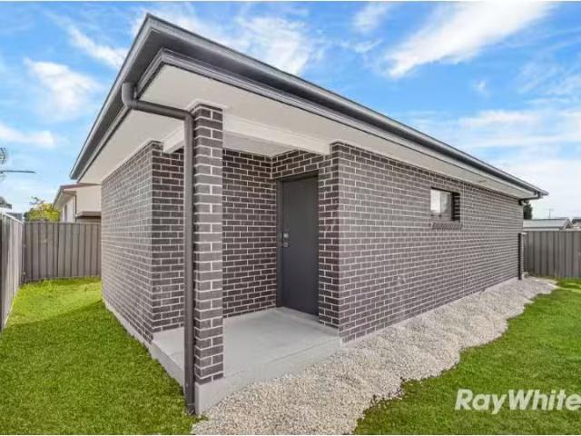 Deal! 2 BR 21a Burford Street, COLYTON House for rent Listed.