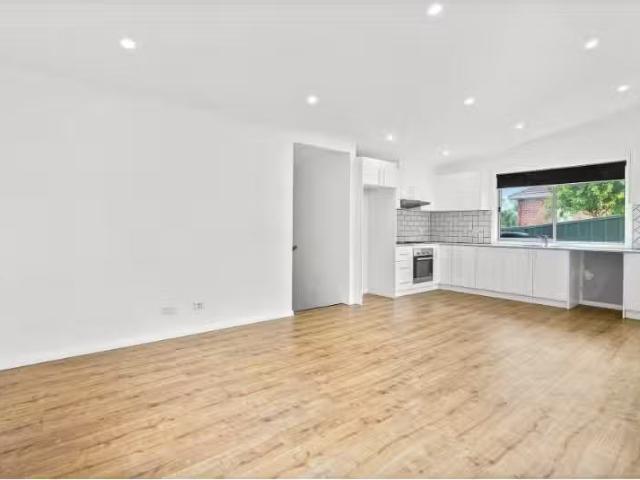 Cheap 2 BR 220a Northcliffe Dr, Warrawong Apartment for rent.