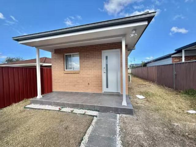 For Rent! 2 BR 22 Oswald Crescent, ROSEMEADOW House for rent.