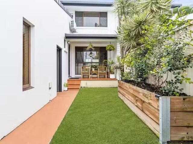 Nice 2 BR 24/2 Karbunya Street, Mermaid Waters, QLD 4218