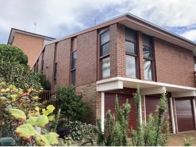 Nice 2 BR 2/66 Newcomen, THE HILL Apartment for rent Listed b.