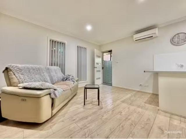 Charming 2 BR 27A Trotwood Avenue, Ambarvale House for rent L.