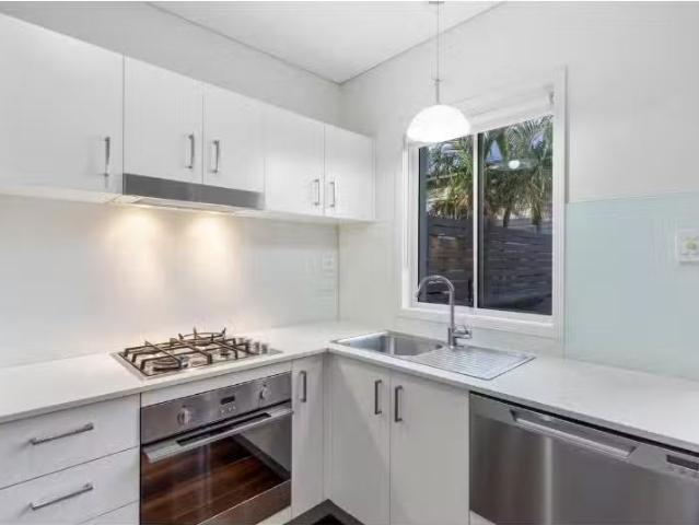 Nice 2 BR 3/15 Halstead Street, Coorparoo Apartment for rent.