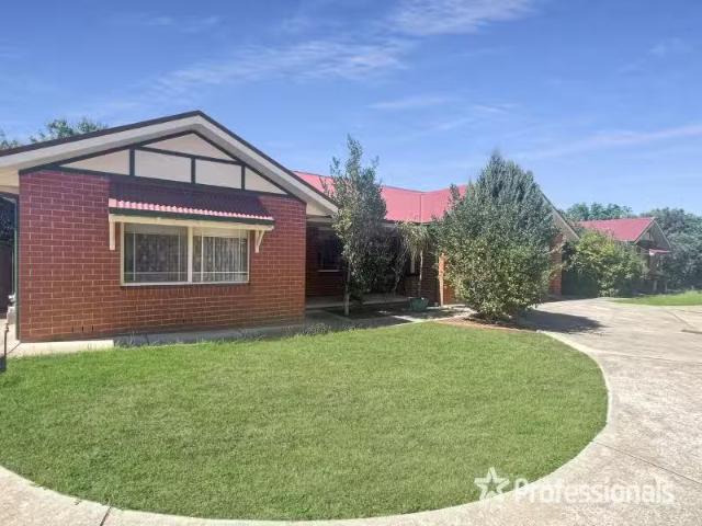 Charming 2 BR 3/2 Bamarook Crescent, Glenfield Park Apartment.