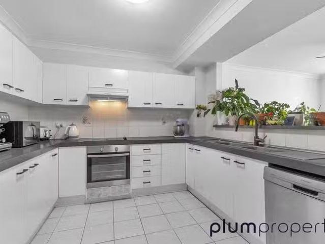 Unique 2 BR 3/98 Indooroopilly Road, Taringa, QLD 4068