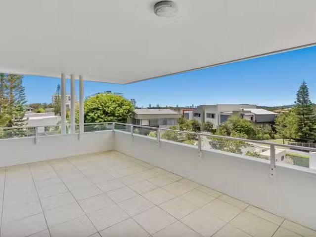 Just in! 2 BR 39/1 Lakefront Crescent, Varsity Lakes, QLD 4227.