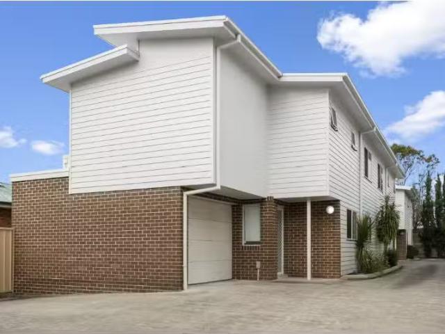 Charming 2 BR 4/171 Kings Rd, NEW LAMBTON Townhouse for rent.