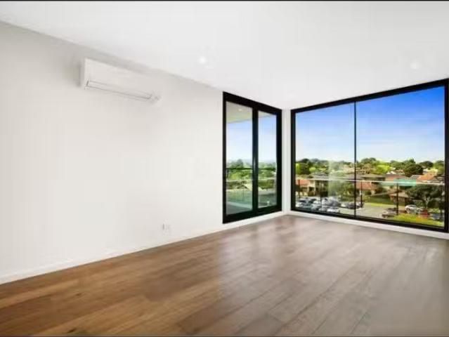 Deal! 2 BR 410/92 Maroondah Highway, Ringwood, VIC 3134