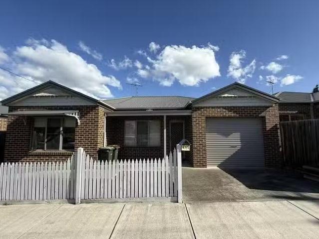Charming 2 BR 4/1 Chaucer Street, Hamlyn Heights, VIC 3215