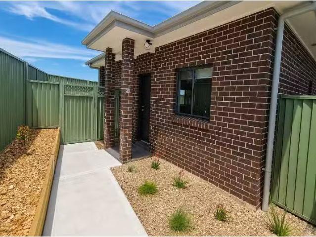 Charming 2 BR 42A The Crescent, Toongabbie House for rent Lis.