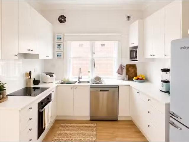 Just in! 2 BR 4/45 Glenayr Ave, NORTH BONDI Apartment for rent.