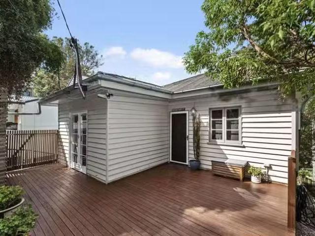 Cozy 2 BR 45 Outlook Crescent, Bardon, QLD 4065