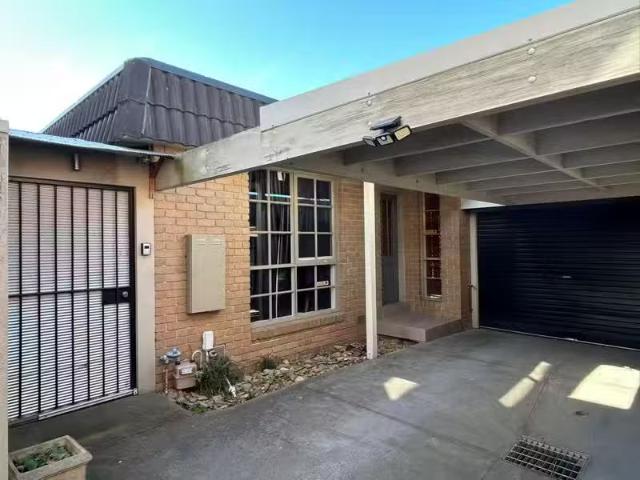 Unique 2 BR 49A Sevenoaks Road, BURWOOD EAST, VIC 3151 House.