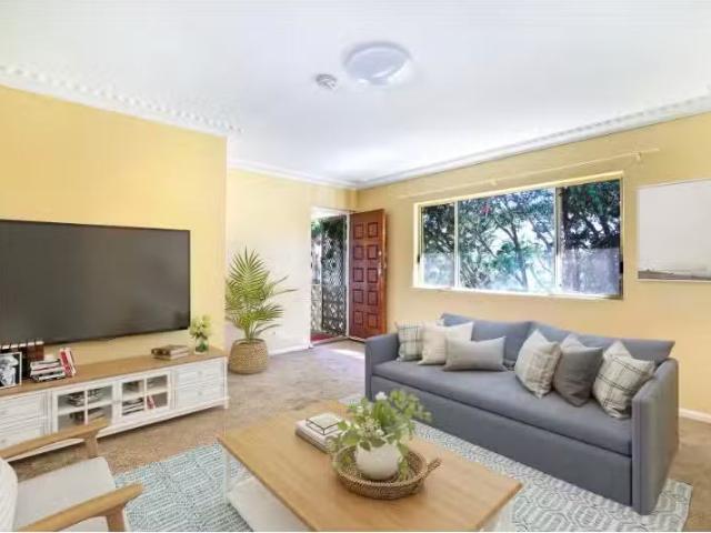 Charming 2 BR 5/20 Seddon Street, Figtree Apartment for rent.