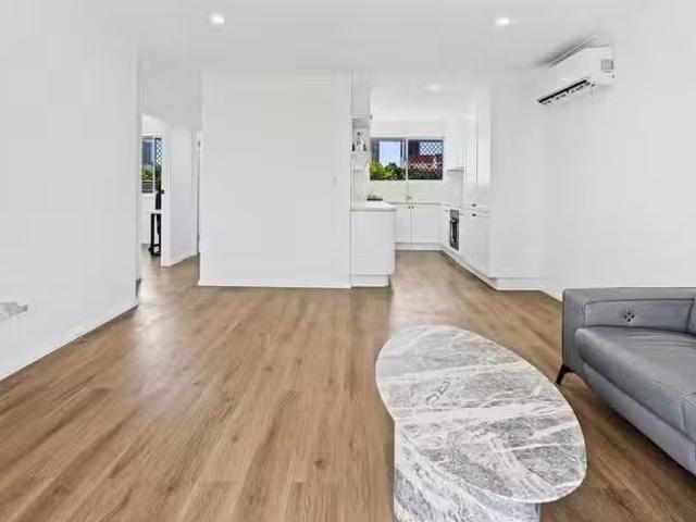 Deal! 2 BR 5/41 Burra Street, Chevron Island, QLD 4217 Unit.